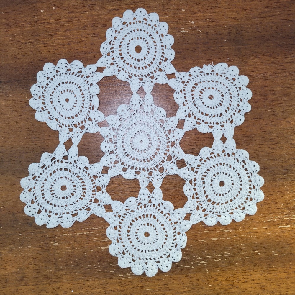Vintage‎ Handmade White Crochet Lace Doily Floral Medallion Table Decor